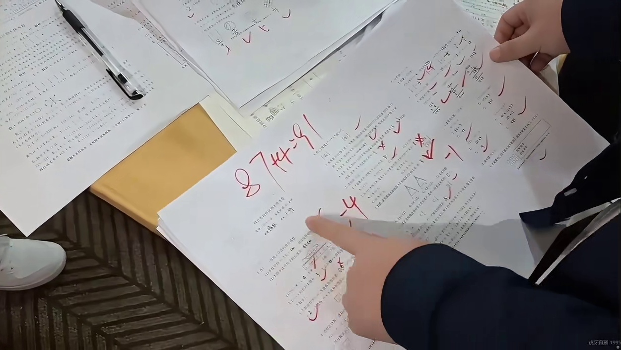 三年级考试分数： 爱玛：98分【本次团播MVP，能文能武！】 苏苏：92分 小忻：91分 小岩：84