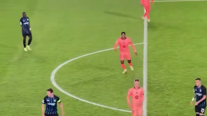 传球力度把握不好传进球门，少了一个助攻数据