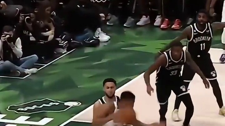 大动作小动作都很多，字母哥这打球习惯真不行！