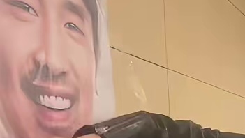 林更新给赵又廷海报粘垃圾袋 面对好友赵又廷丝毫不留手 不愧是九亿少女的梦