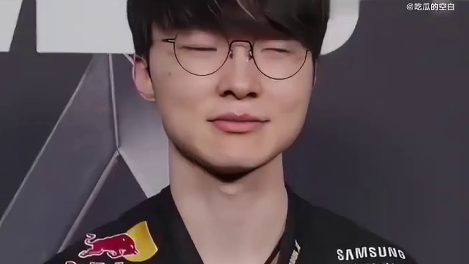 ​​​Faker快问快答来啦在第六冠与女友结婚之间选择夺冠哈哈哈哈哈还是太有事业心了​​​