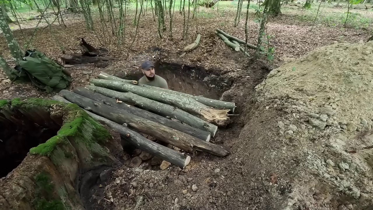 第2集：荒无人烟的野外，男人在一个树根下搭建了舒适的小屋