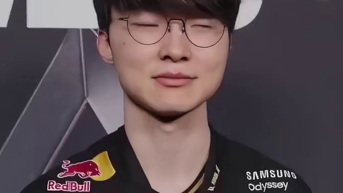 ​​​Faker快问快答来啦在第六冠与女友结婚之间选择夺冠哈哈哈哈哈还是太有事业心了​​​