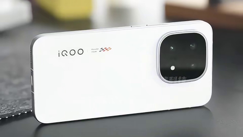 iQOO 15：不花哨不装、但真狠，这次把体验卷炸了