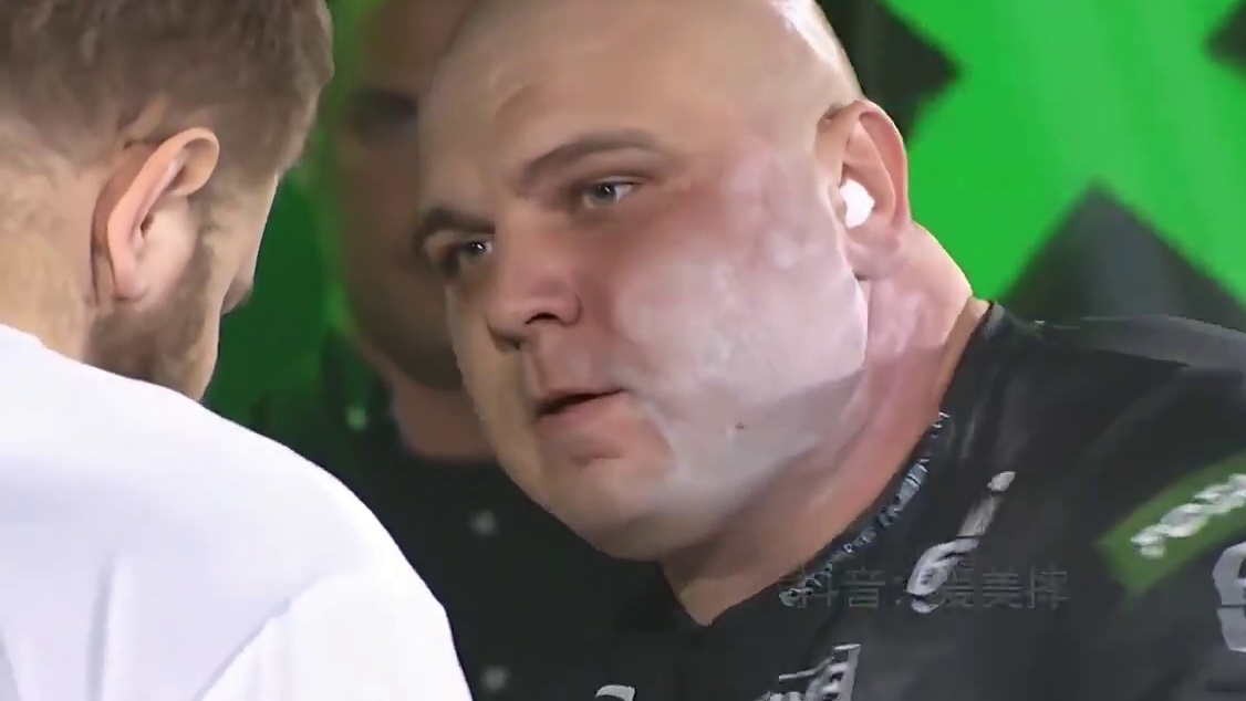 耳光大赛大逆转！饺子虚晃战术失效，扎莱夫斯基后发制人KO夺冠