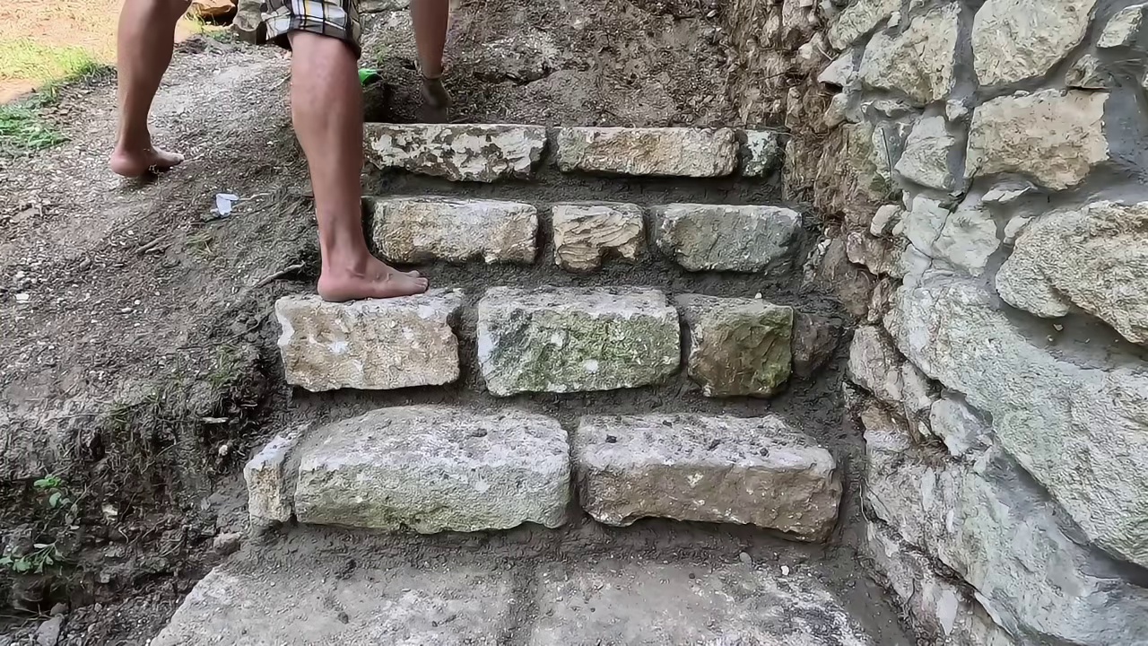 今天光头强制作完楼梯后，顺便把庭院也搭建起来。