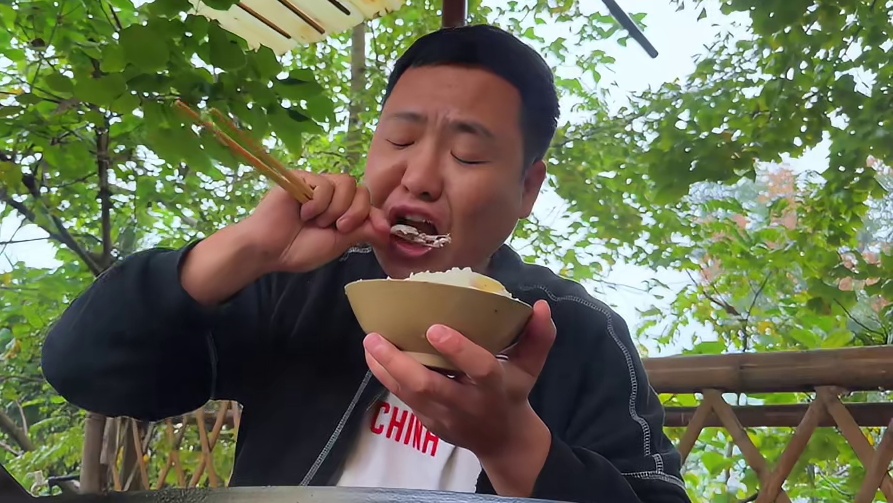 今天立冬来一个铁锅炖大鱼，汤鲜味美暖身又解馋！ #