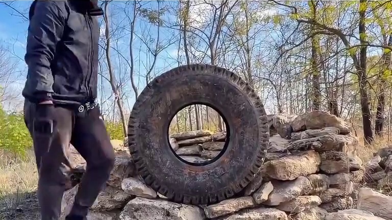 男人为了躲避狼群，竟然徒手打造末日堡垒！