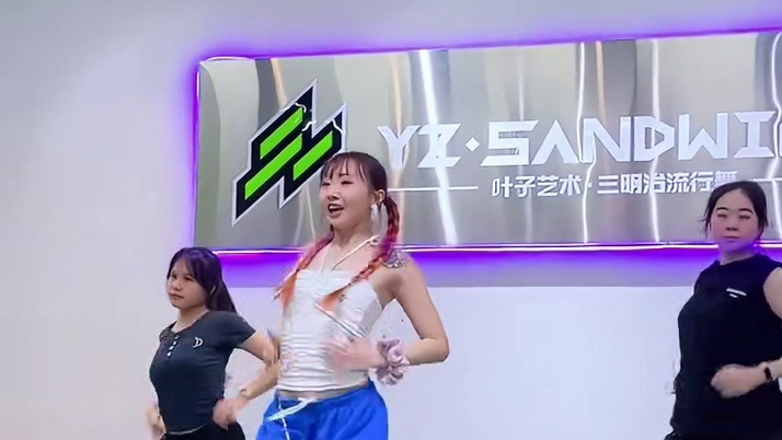 搞笑女的一点点是从捅自己开始