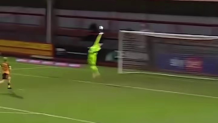 守门员在球场另一端都看傻了