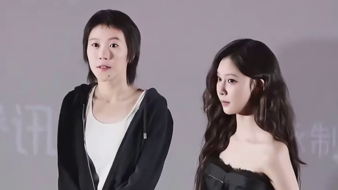 窦靖童宋妍霏手牵手遛狗被拍