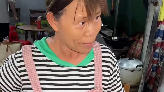 地摊上的古法瓦煲饭！全家福15一份嘎嘎香