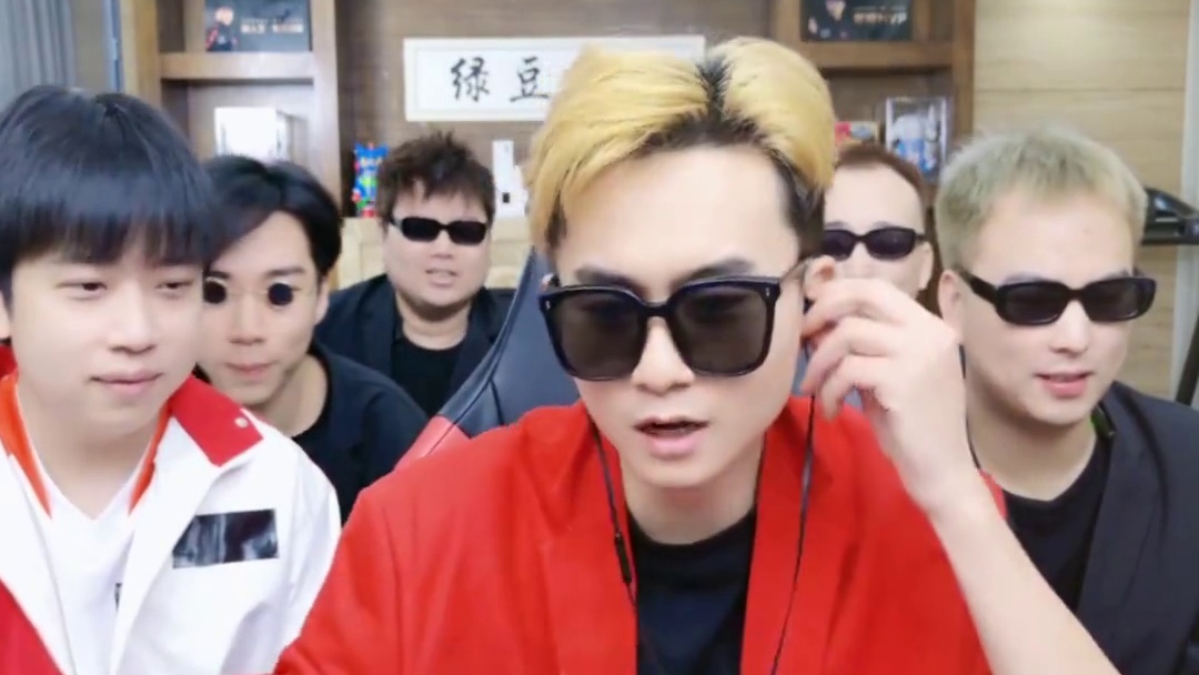 绿豆：明年我复出当你队友 宠儿：不要 太老了