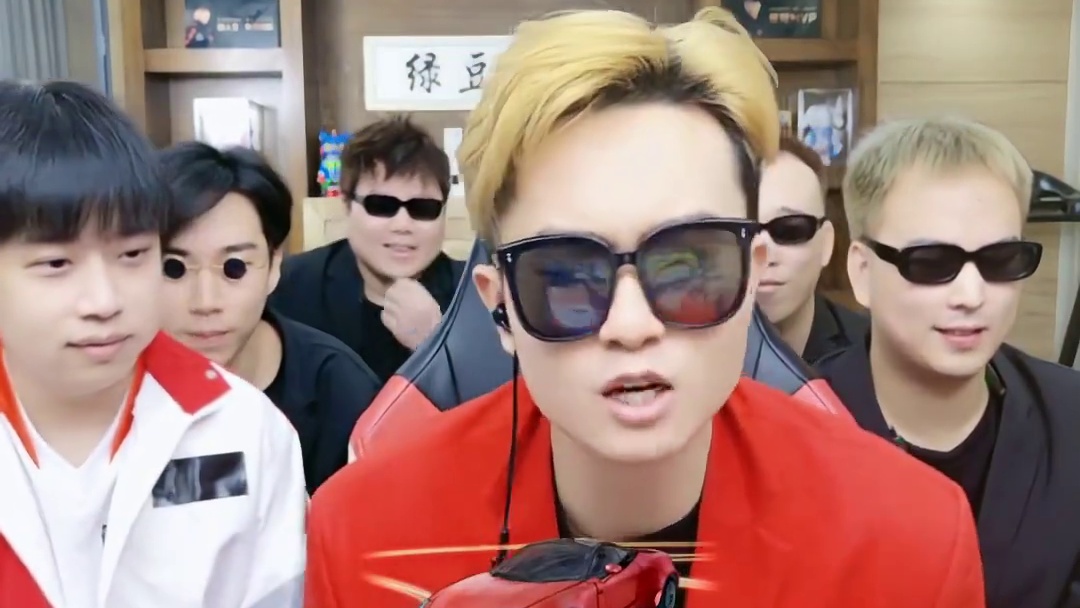 绿豆：明年我复出当你队友 宠儿：不要 太老了