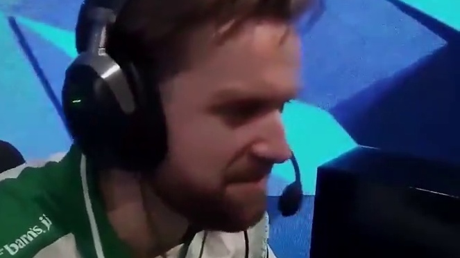 niko复刻世界级名场面背身沙鹰三枪