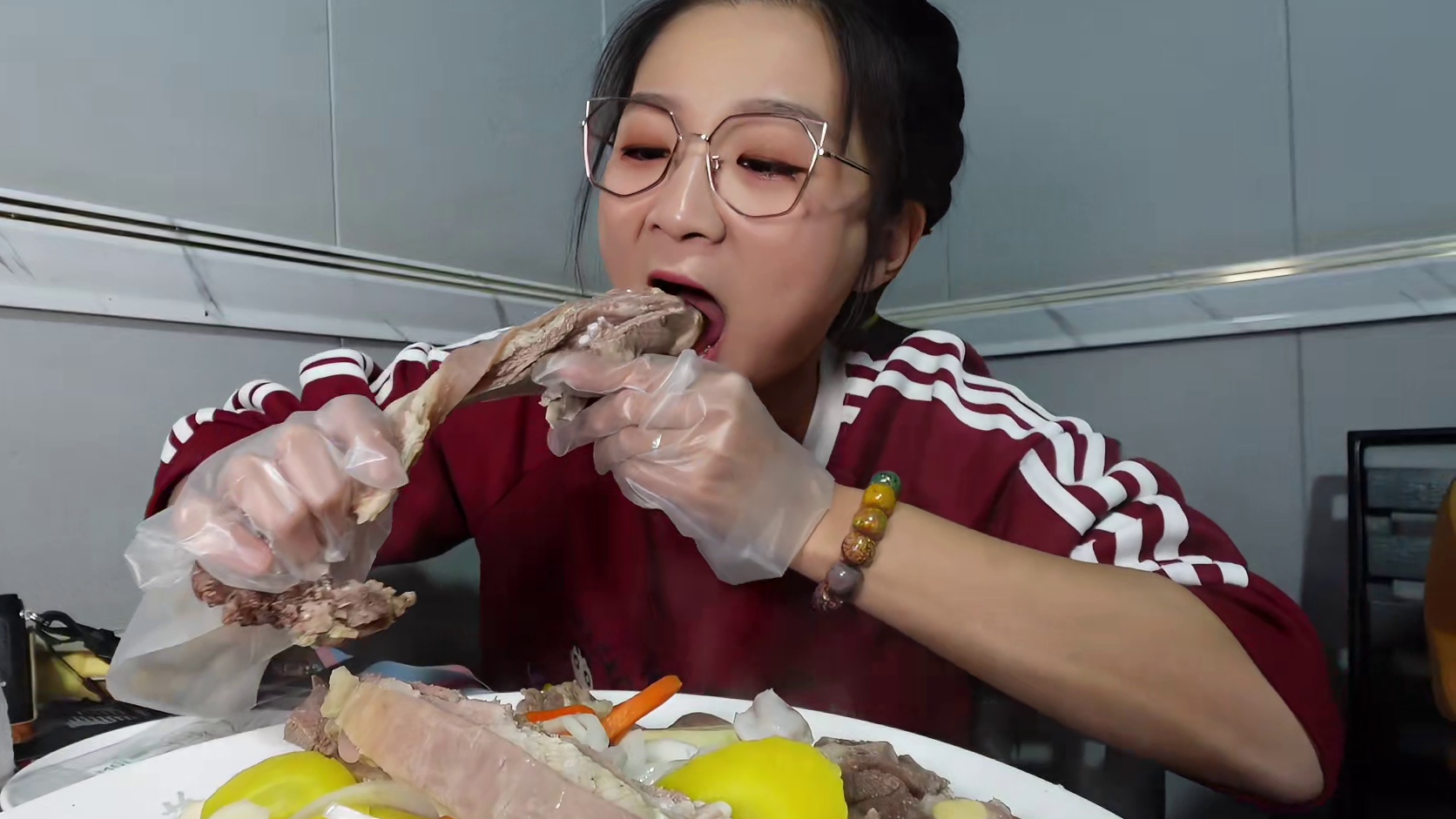 【逛吃吐鲁番】半夜11点才是开始！手抓肉马肠子烤腰子安排起！