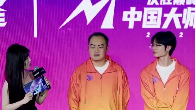 DFYG射辅二人组接受采访，被问到谁最努力，队员互相谦逊简直吾辈楷模。不过没想到的是泽龙竟是队霸，还