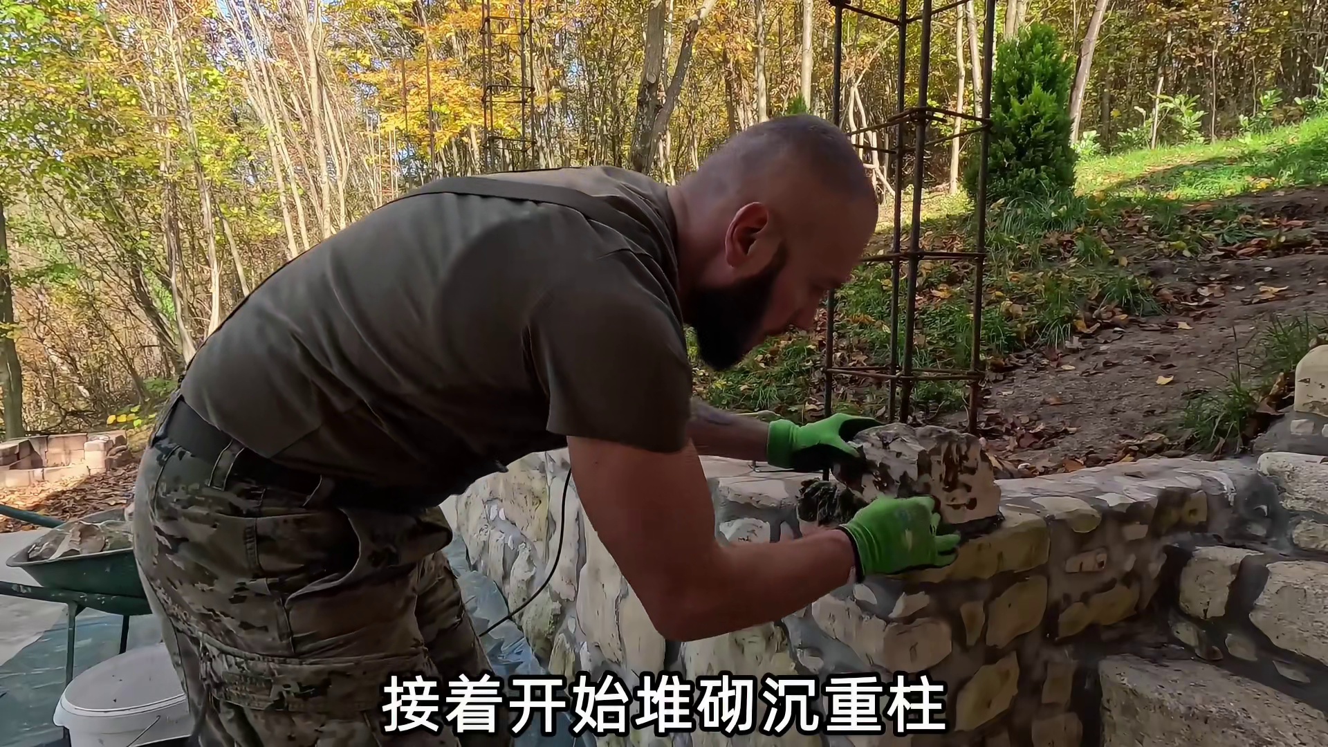 把庭院屋顶和厨房搭建好后，历时三年半 ，光头强的小屋终于完成