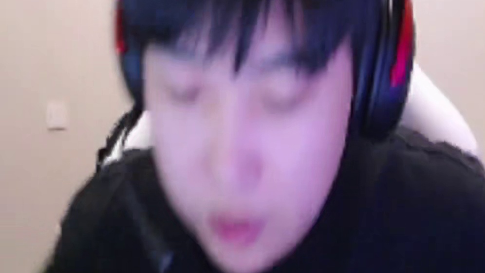 DOO这是直接不演了，草莓打比赛直接去播间给她加油，更是直言AG不需要加油！