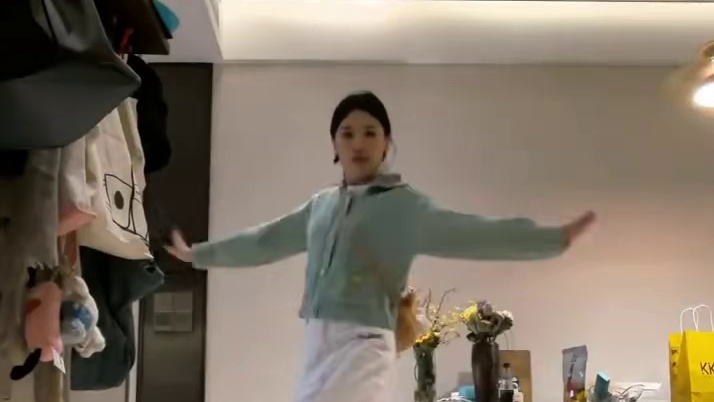 出门前拍的，打赌四中心会cha silly dance，所以赶了早班车，晚上回来发现果然发了，但是没