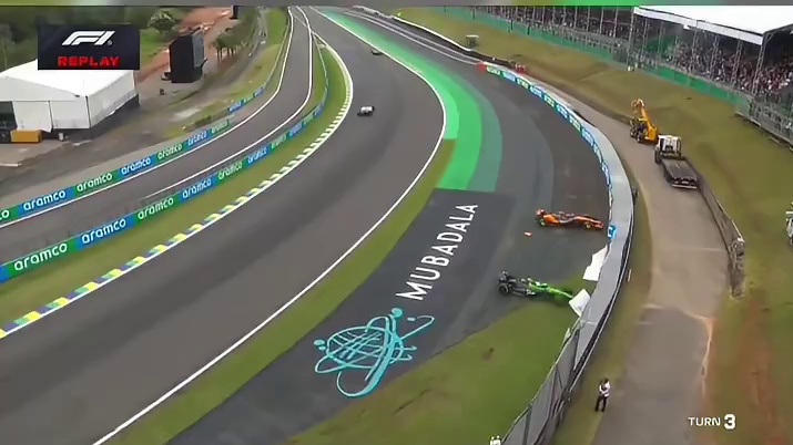 F1巴西站冲刺赛三车同时上墙 英特拉格斯赛道的3号弯真的是有毒，一下子带走了三台车。冲刺赛刚跑到第七