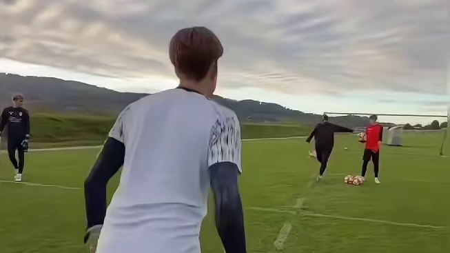 “扑救训练：把压力踢进网窝，把快乐留在脸上！”