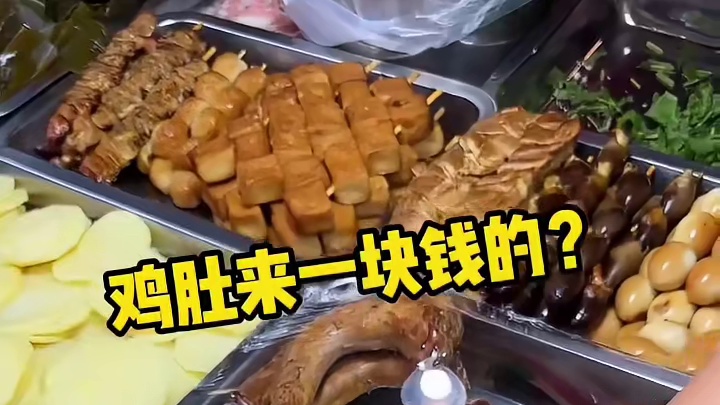 东北菜市场里的拌鸡架小摊