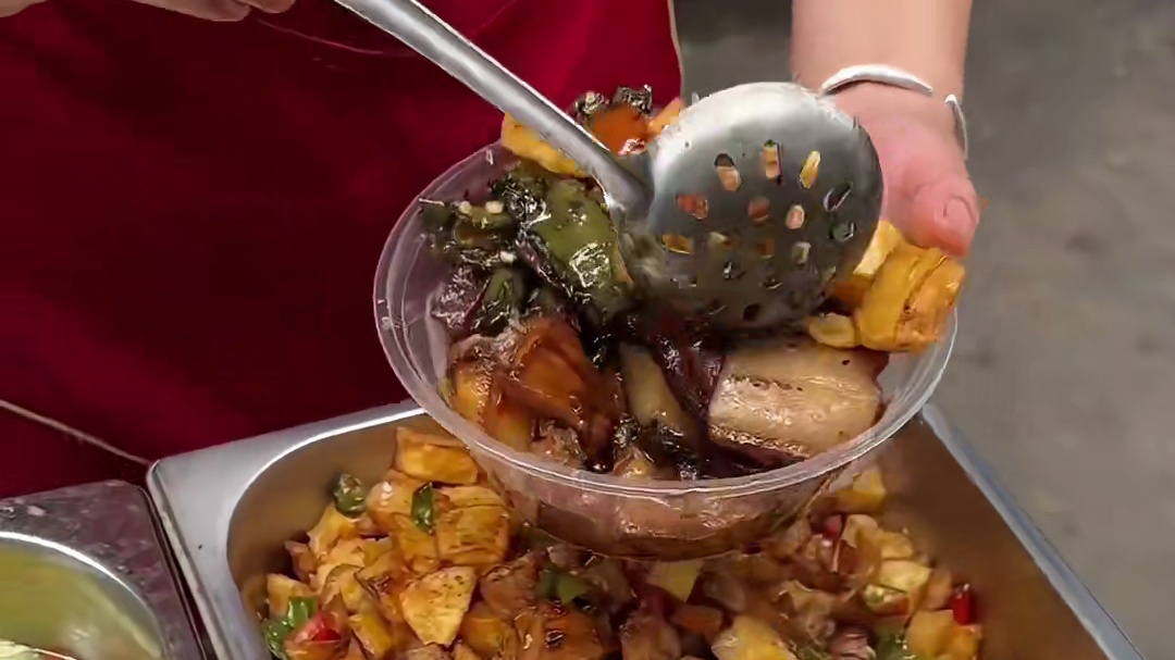 贵阳街头盒饭只卖12块还能无限续菜！味道嘎嘎香