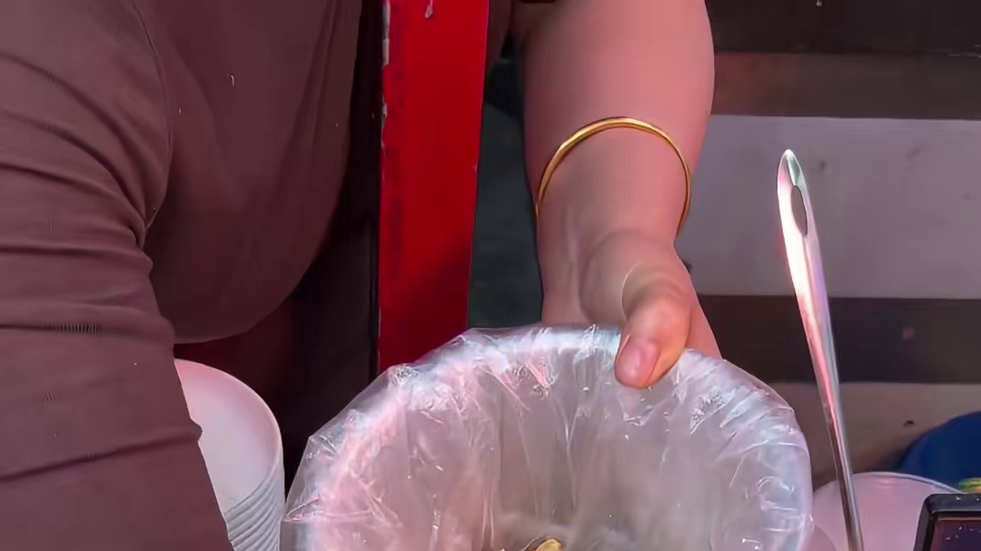 温州街头的贵州糯米饭～加了十一种料才八块～脆哨和折耳根是灵魂～