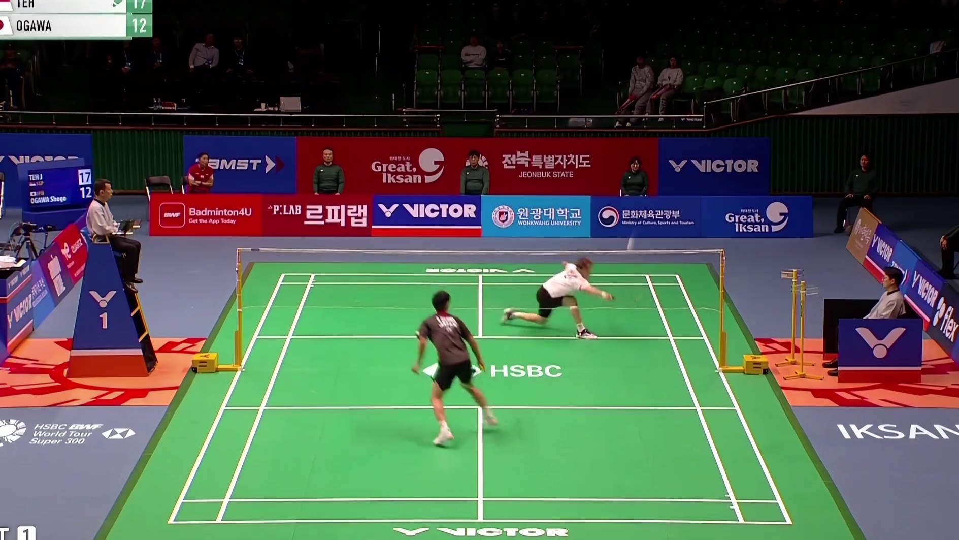 开局双方比分紧咬，郑加恒凭落点控制和线路变化，以21-12拿下首局