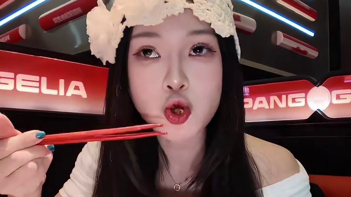 没有什么是一锅肉蟹煲解决不了的！ 如果有，那里面肯定没有我爱的虾蟹鸡爪年糕豆腐土豆….