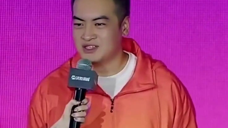 泽龙赛后采访大秀拳脚，现场化身魔刹