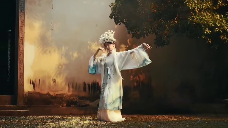 又是一个秋末，夕阳西下，你还如当年那般。