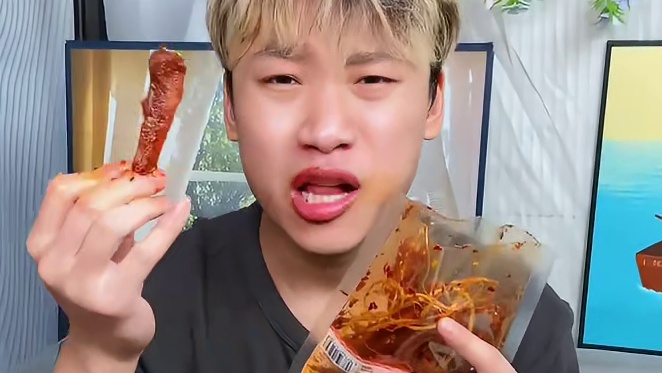 云南正宗佤味鸭翅中又香又辣，追剧来上几根简直不要太过瘾