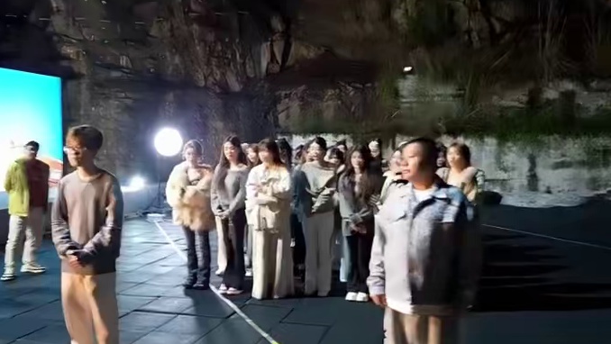 热闹是他们的而我什么都没有