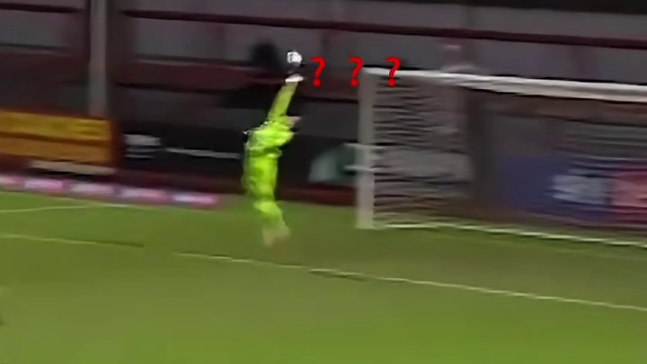 这样的操作让隔壁的守门员看傻了