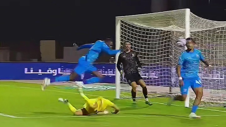 菲利克斯禁区内轻巧一扣，造点如手术刀般精准