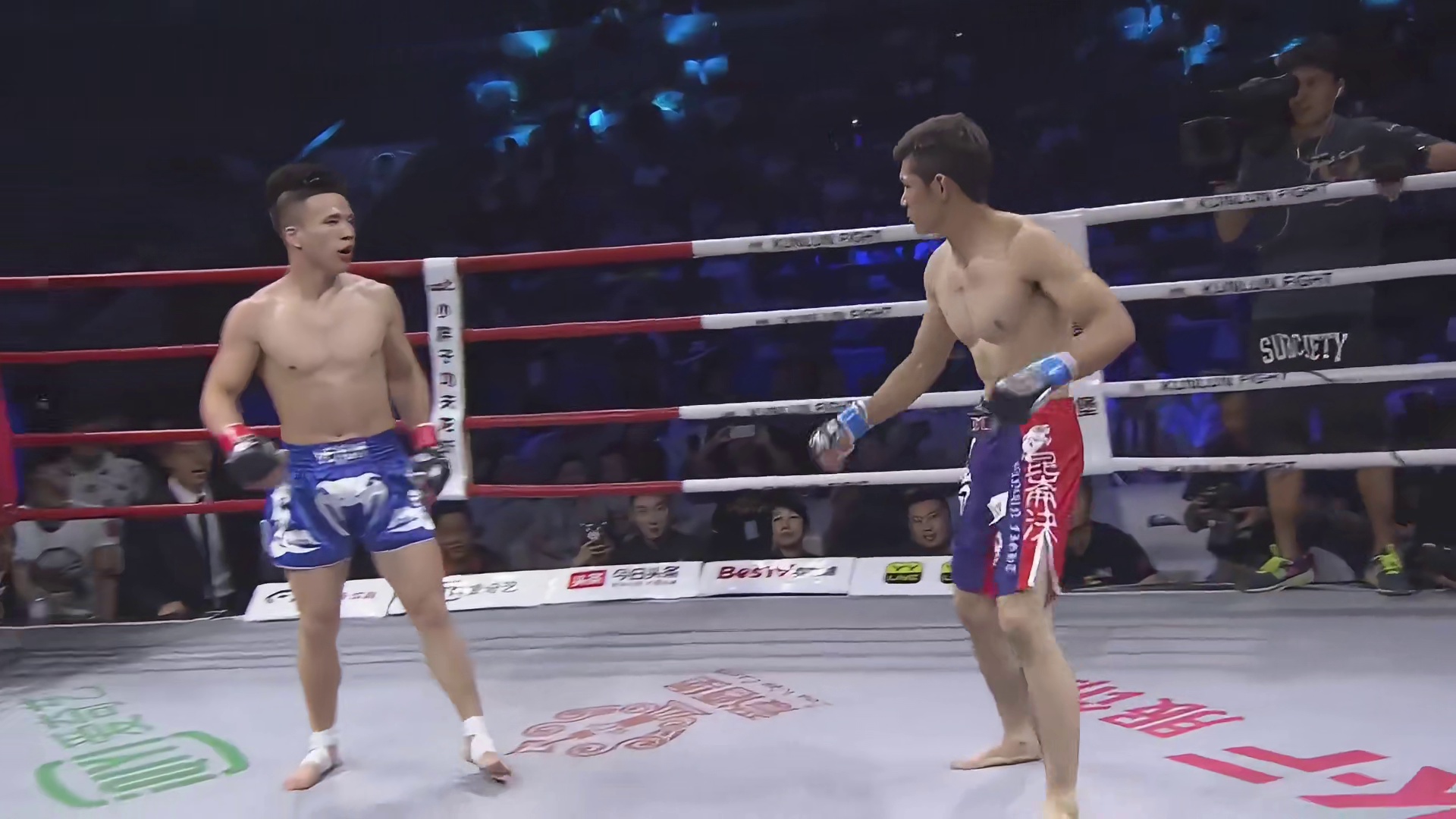 日本拳王在南京被张美煊暴揍，擂台上哀嚎，裁判跟没事一样看热闹