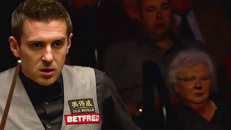 晖哥走出国门最强之战！连鞭斯诺克逆转乾坤，塞大师主场惨遭打脸  (1)