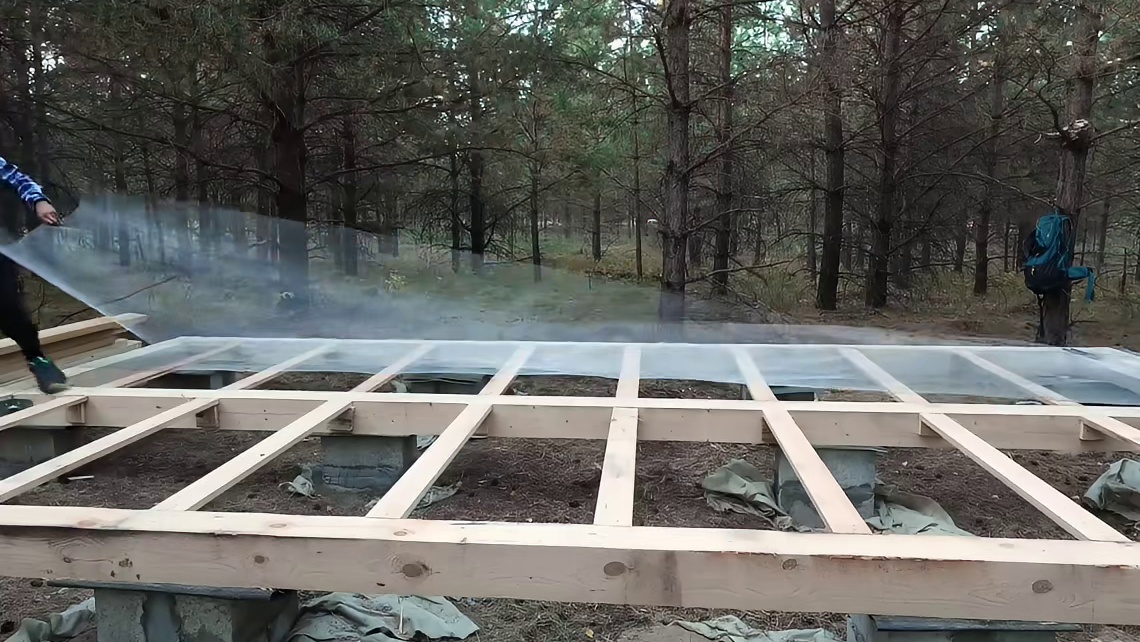 第2集：别人还在野外苦苦求生的时候，男人已经在野外搭建了舒适的小屋