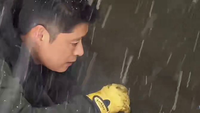 第1集：男人驾驶自制小面包，遇到暴雪天气，就地搭建营地露营