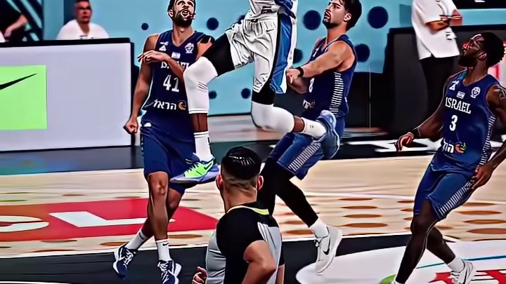 这难道不是当代乔丹吗？全场就运一次球！#足球