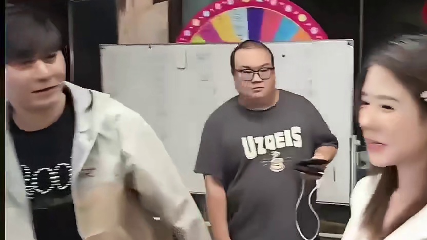 小唐这头发堪忧啊。