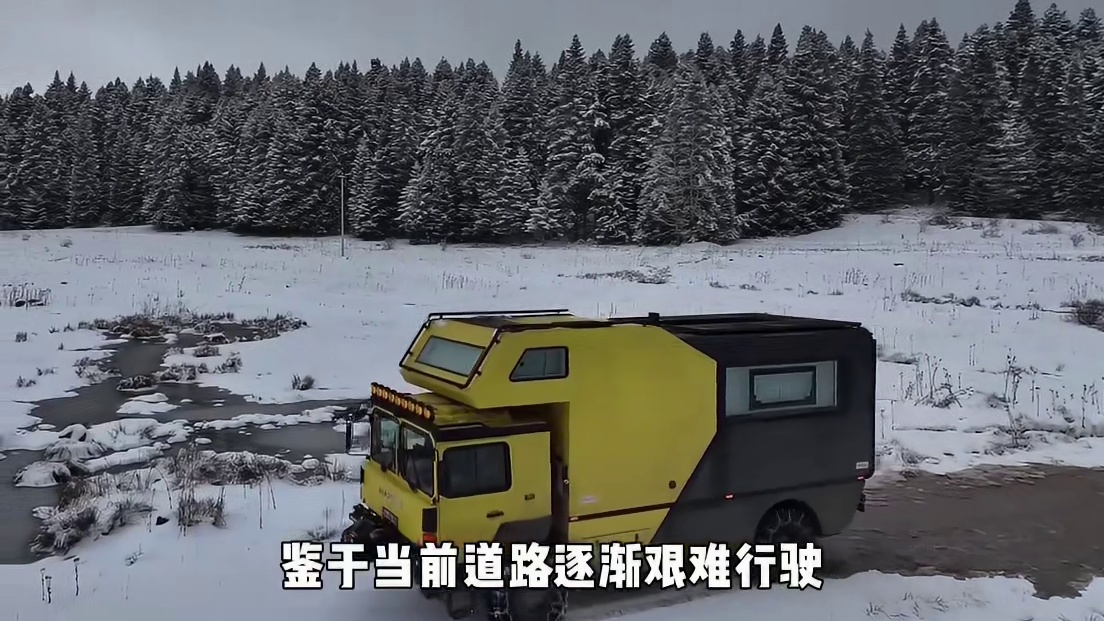 男人带着妻子驱车踏入这片雪地体验露营，安全感十足！ (1)