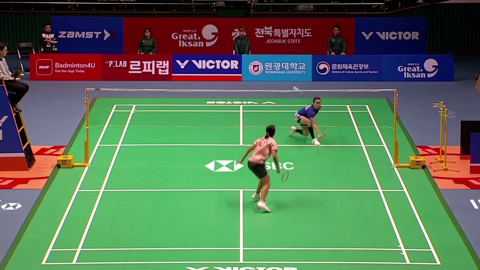 邱品蒨针对正手位展开攻击，彻底压制阮翠玲的进攻节奏，最终以21-15锁定胜局