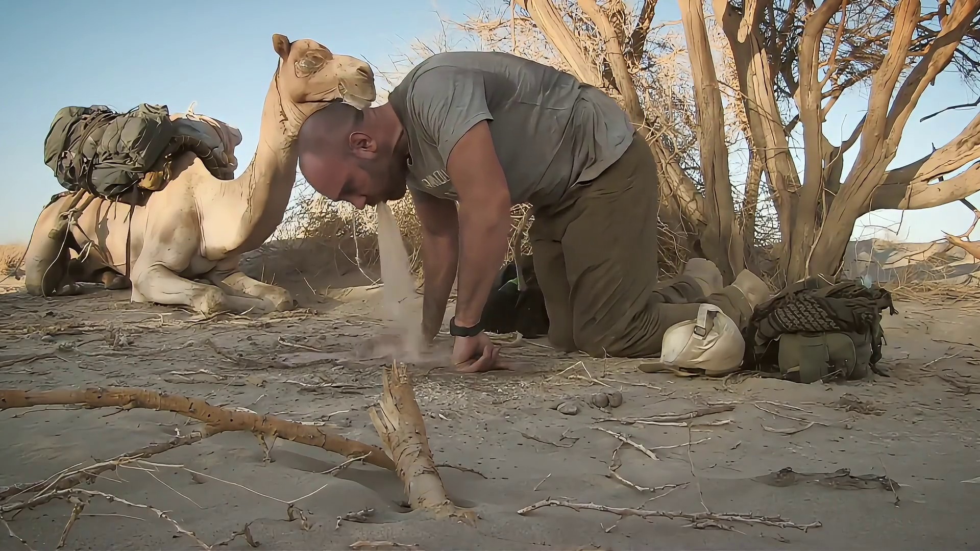 德爷创造荒野新玩法，前往埃塞俄比亚沙漠寻找六个小黑点 (3)