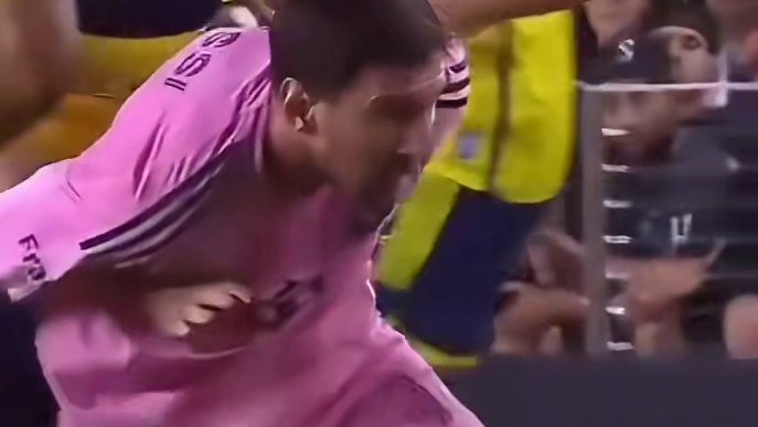 被缠住的梅西，脚底踩球穿裆对手