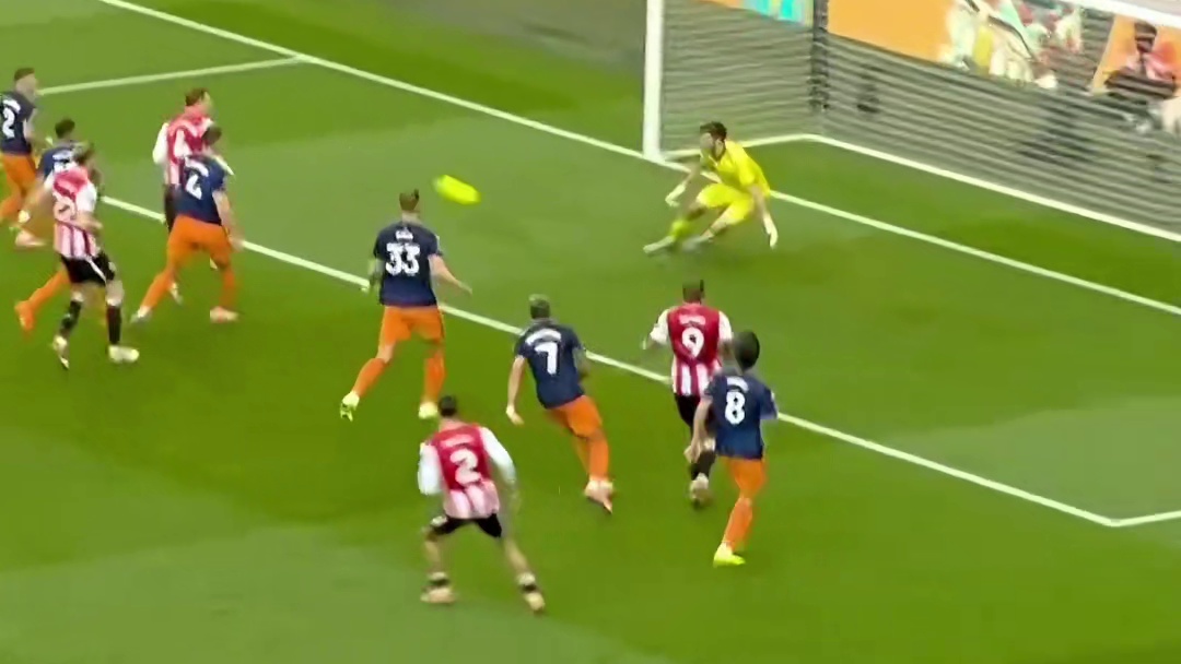 小蜜蜂连续三次威胁球门，波普领衔纽卡防线众志成城全部化解。看英超，上咪咕。