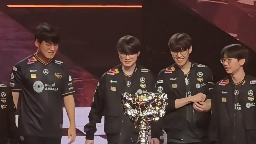 这一刻不知道Zeus在想什么？网友：在冠军面前他选择了后者！