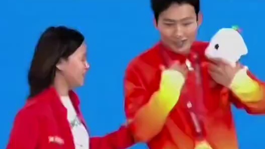 王宗源赛后暖心把金牌给全红婵！无愧全队的团宠！希望全红婵一直这样快乐下去！